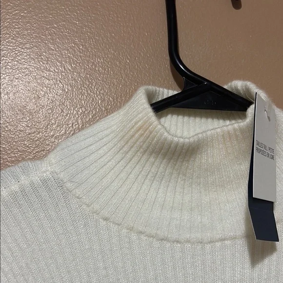 Elegant White Ribbed Knit Dress - Picture 5 of 5